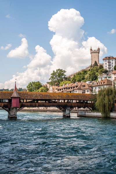 Spreuerbrücke im Sommer mit Museggmauer im Hintergrund