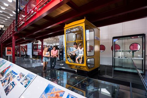 Familie in der Bagger Ausstellung